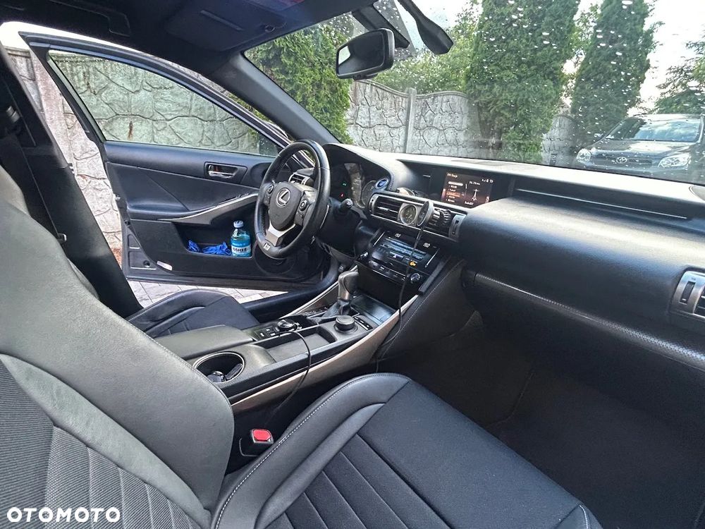 Lexus IS 300h F Sport - 16