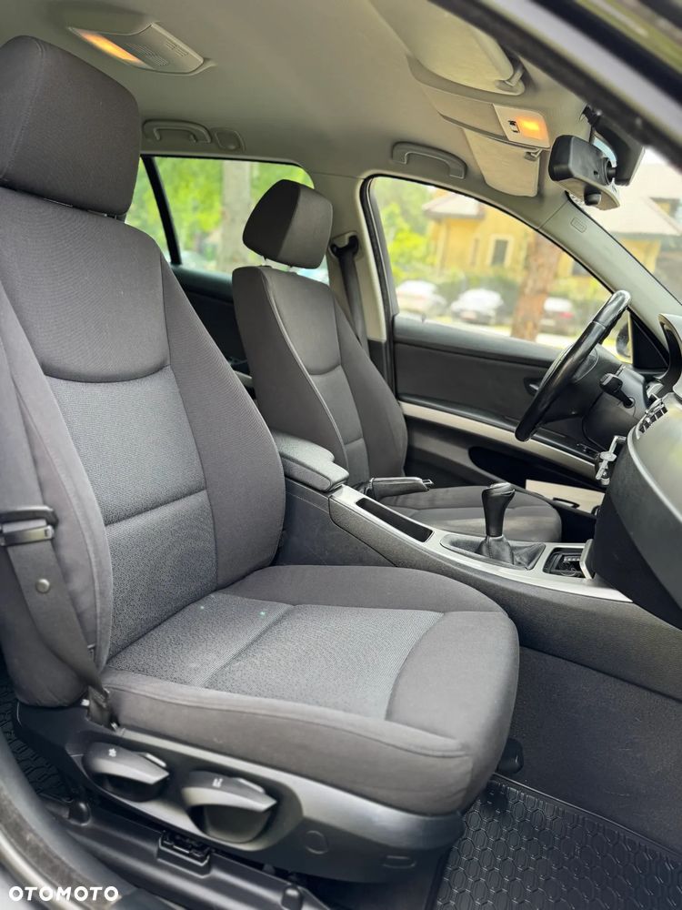 BMW Seria 3 320i Touring - 28
