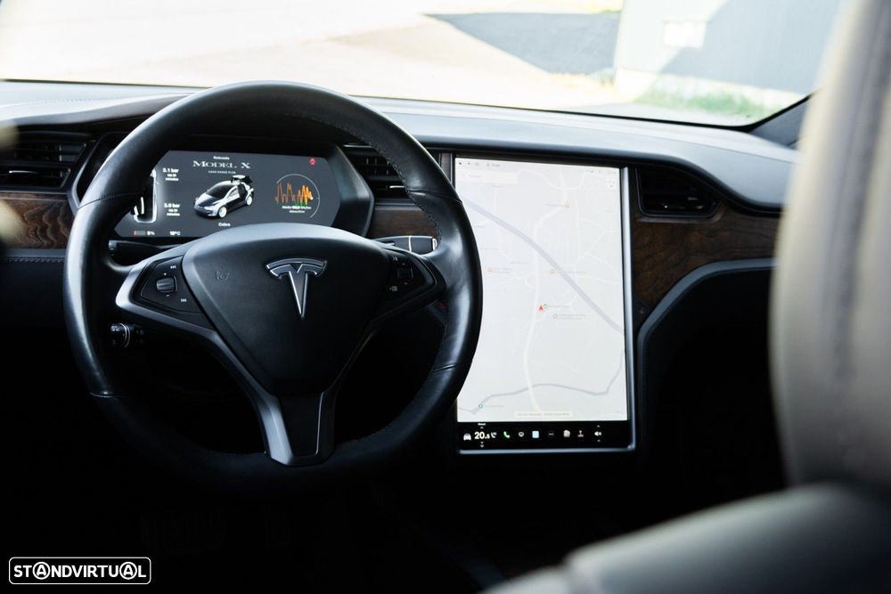 Tesla Model X - 8