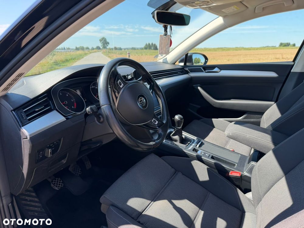 Volkswagen Passat 2.0 TDI SCR Comfortline - 12