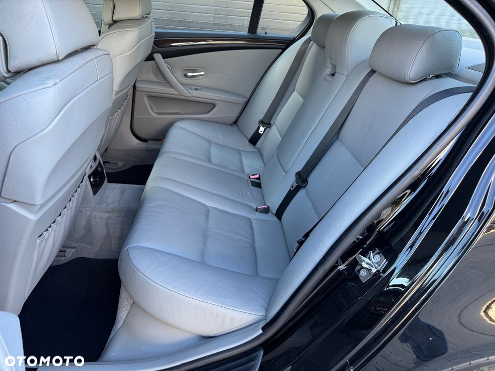 BMW Seria 5 550i Sport-Aut - 33