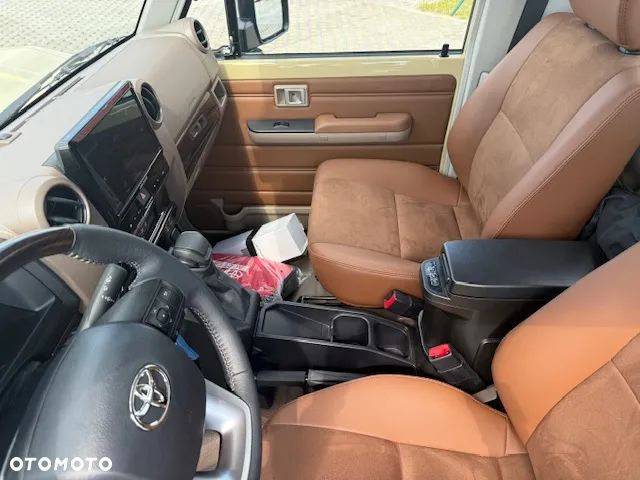 Toyota Land Cruiser - 7