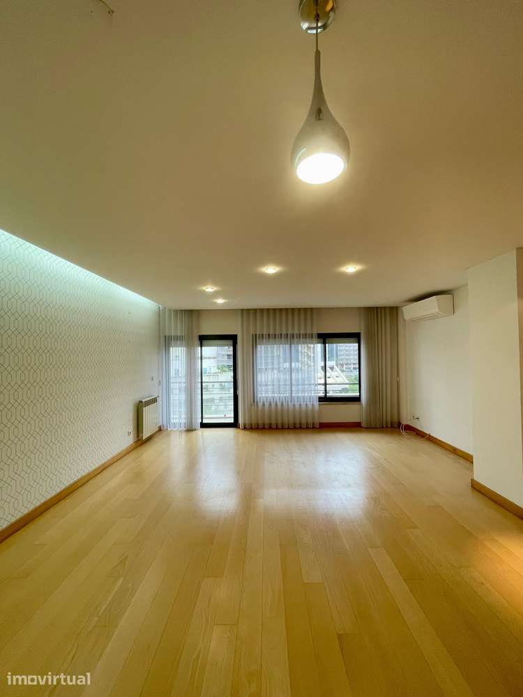 Apartamento T3 de frente para o parque em Praça de Espanha - Grande imagem: 3/19