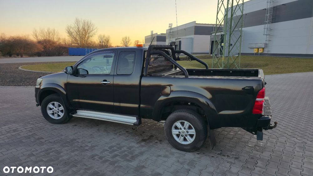 Toyota Hilux 2.5 D-4D SR - 21