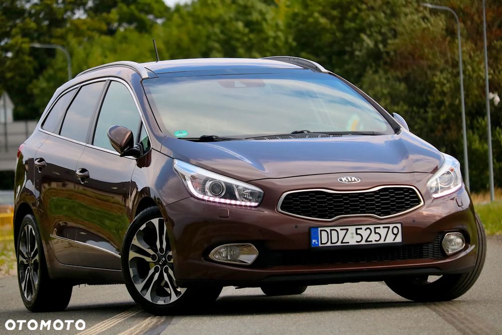 Kia Ceed 1.6 CRDi 128 Fifa World Cup Edition - 1