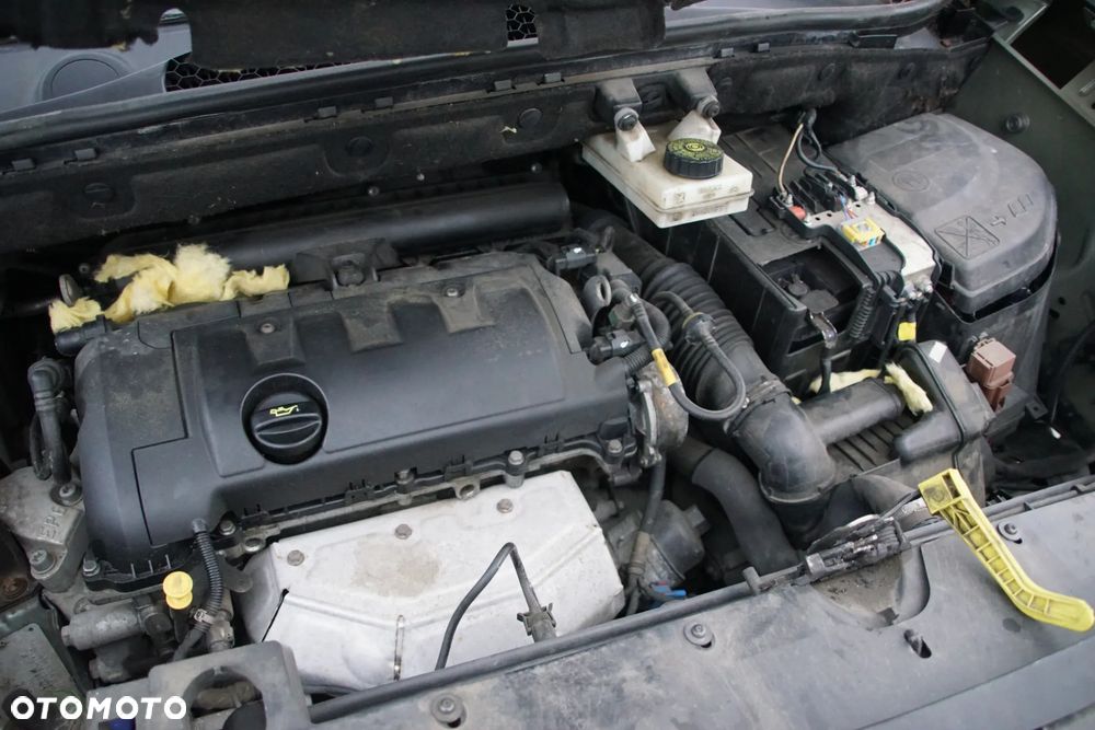 Auto na części - Citroen Berlingo II Multispace 1.6 VTI 120 KM 5F01 20DP56 KGP 2010R Silnik Skrzynia Drzwi Lusterko Zderzak Klapa Lampa Klamka Szyba Relingi Deska Kokpit Sterownik Moduł Czujnik Licznik Panel Wyświetlacz Kierownica - 19