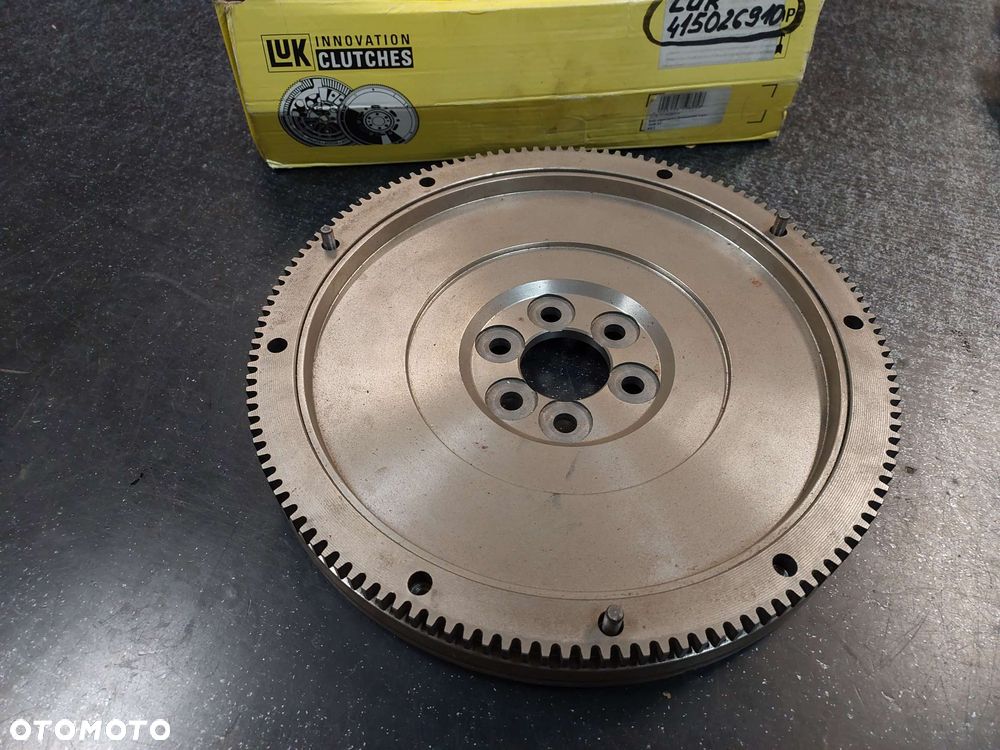 Koło zamachowe dwumasowe manualna 240mm, bez łożyska prowadzącego; bez zestawu śrubowego; z tarczką regulującą tarcie AUDI A3, A6 C6, Q3, TT; SEAT ALHAMBRA, ALTEA 1.9D/2.0D 02.03- - 2