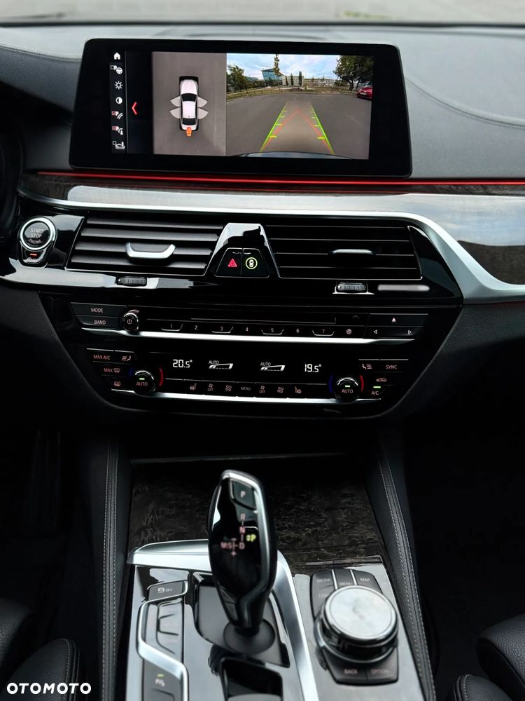 BMW Seria 5 M550i xDrive sport - 28