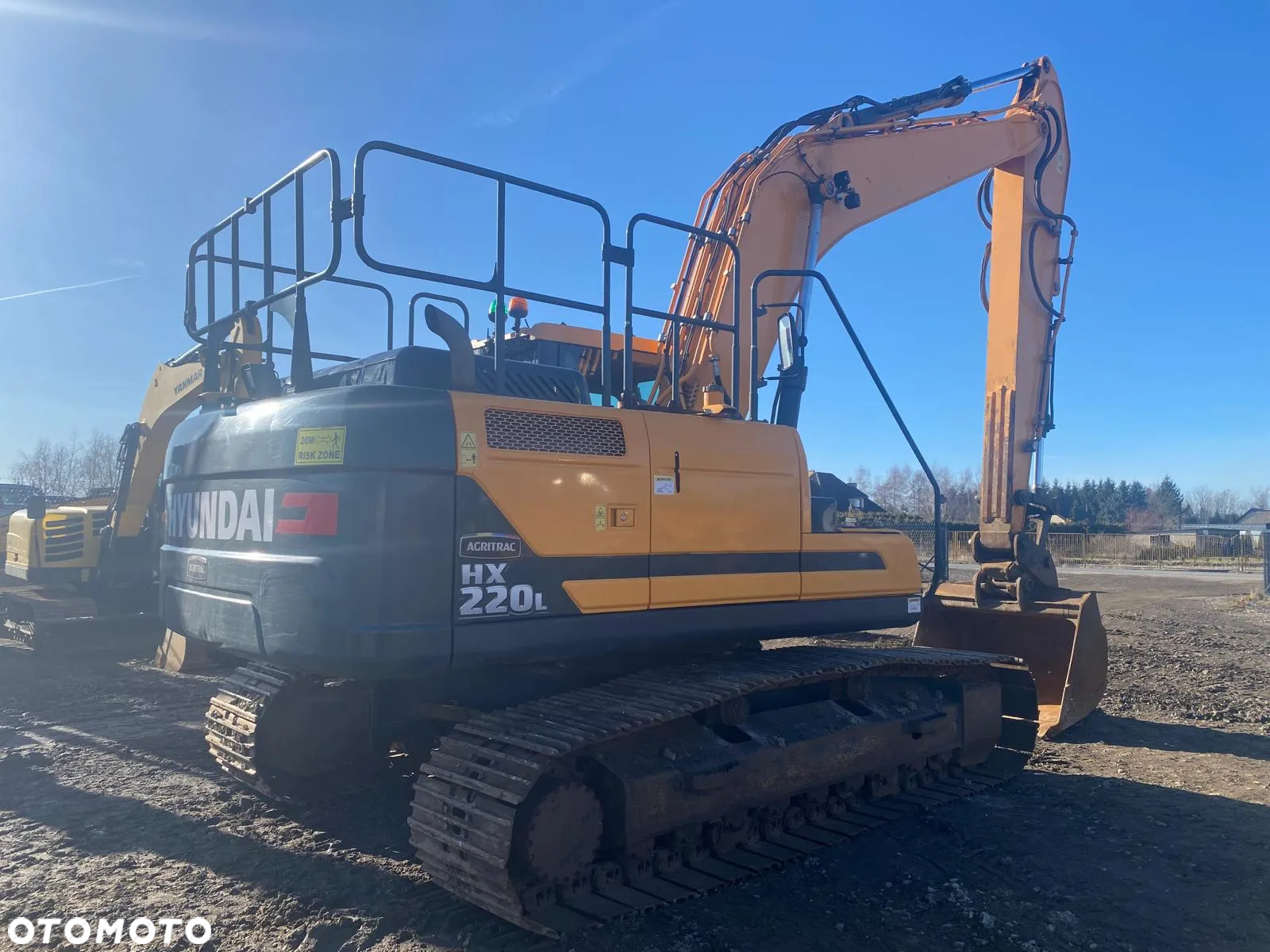 Hyundai HX220L - 4