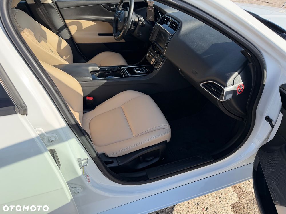 Jaguar XE 2.0 T Prestige - 9