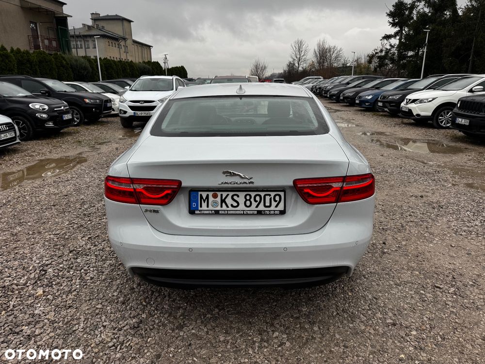 Jaguar XE 2.0 T Prestige - 5