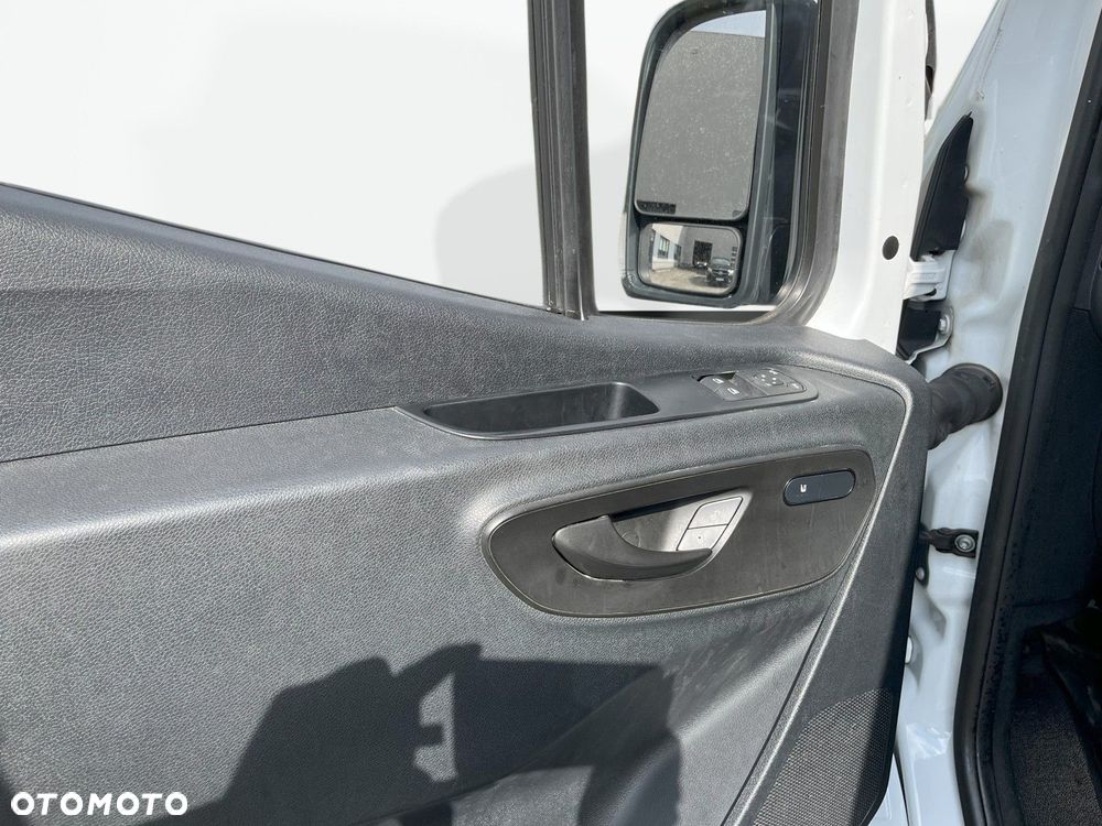 Mercedes-Benz Sprinter - 11