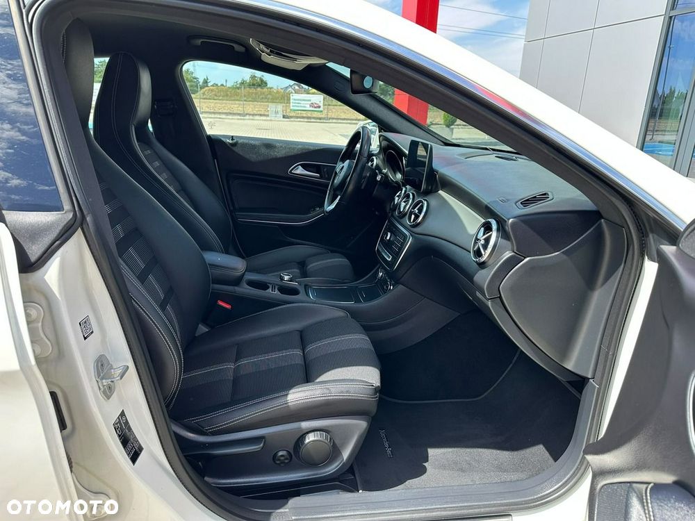Mercedes-Benz CLA 220 4-Matic Urban - 16