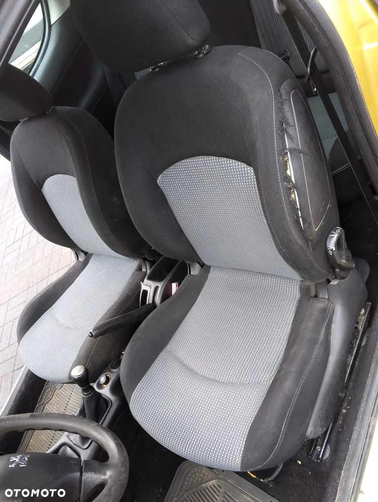 Peugeot 206 I FL (03-09r.) 1.4B 74KM. Silnik KFW Skrzynia 20CP81 lakier KAW – LAKIER ŻÓŁTY PERSEPOLIS.Cały na części. GWARANCJA !!!  Przód Tył Zestaw Komplet Drzwi Klapa Zderzak Błotnik Maska Grill Atrapa Szyba Pas Lampa Lusterko Boczki Fotel Kanapa Kokpit Deska Rozdzielcza Przełącznik Włącznik Sterownik Przewody Wiązka Instalacja Moduł Komputer Czujnik Listwa Pompa Alternator Wtryski Głowica Rozrusznik Kompresor Sprzęgło Dwumas Silnik Skrzynia ABS Klimatyzacji Paliwa Wspomagania Kolektor Turbina Przepustnica Zawór Chłodnica Koło Hak Belka Sanki Zawieszenie Mcpherson Półoś Amortyzator Wydech Tłumik Zacisk Most - 8