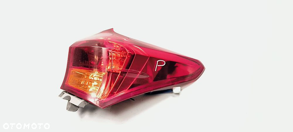 LAMPA PRAWA TYŁ TOYOTA AURIS II - 1