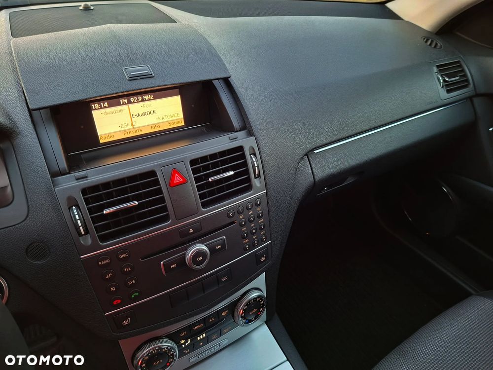 Mercedes-Benz Klasa C 180 CGI BlueEFFICIENCY Avantgarde - 27