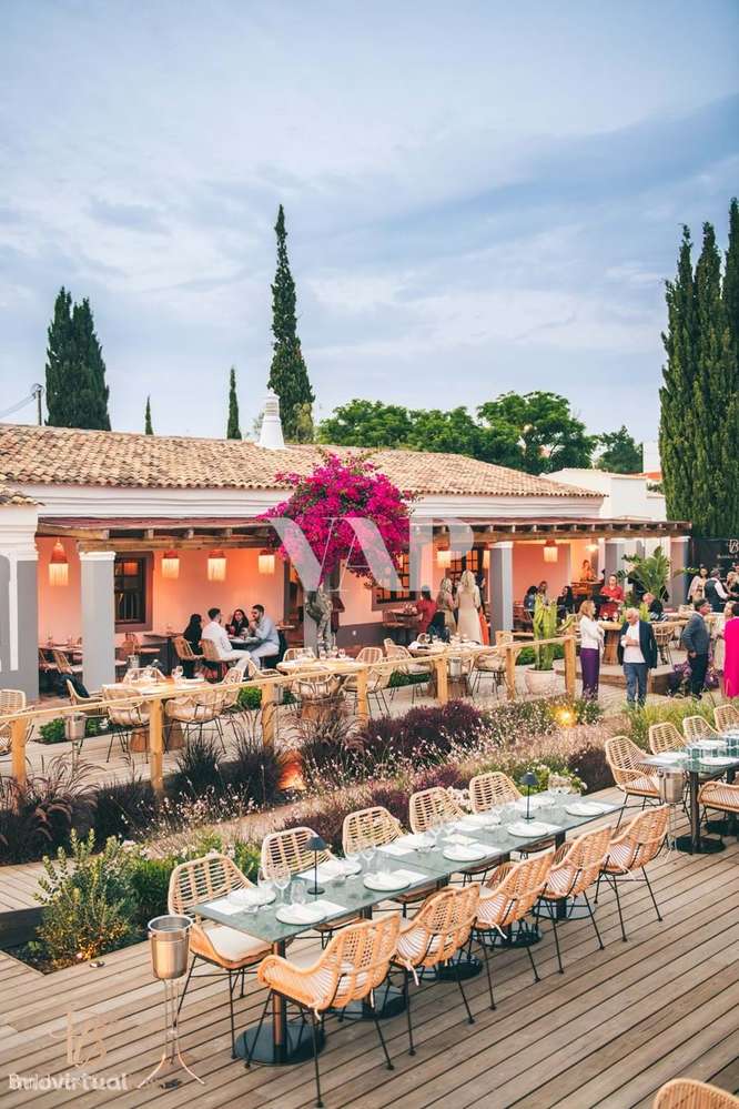 Restaurante ao Ar Livre com Deck de Madeira e Ambiente Tropical Envolv - Grande imagem: 2/10