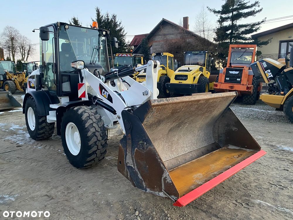 Caterpillar CAT 908M, 2020 ROK, 3400 MTH, ŁYŻKA OTWIERANA + WIDŁY, z NIEMIEC, - 10