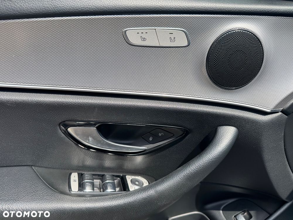 Mercedes-Benz Klasa E 220 d 4-Matic 9G-TRONIC - 30