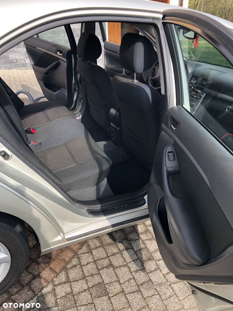 Toyota Avensis 2.0 D-4D - 12