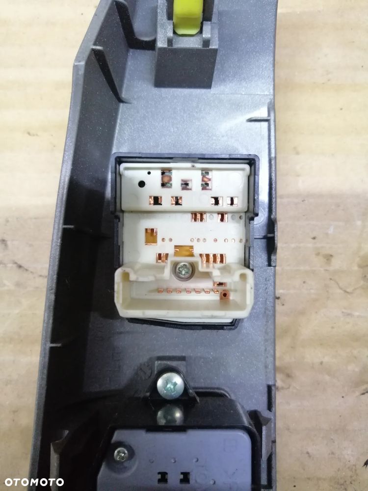 Toyota Prius II panele sterowania szyb komplet - 11