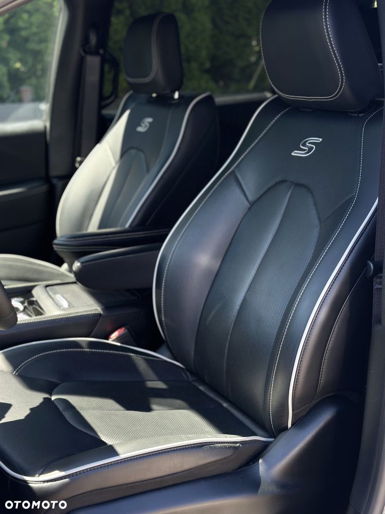 Chrysler Pacifica - 36