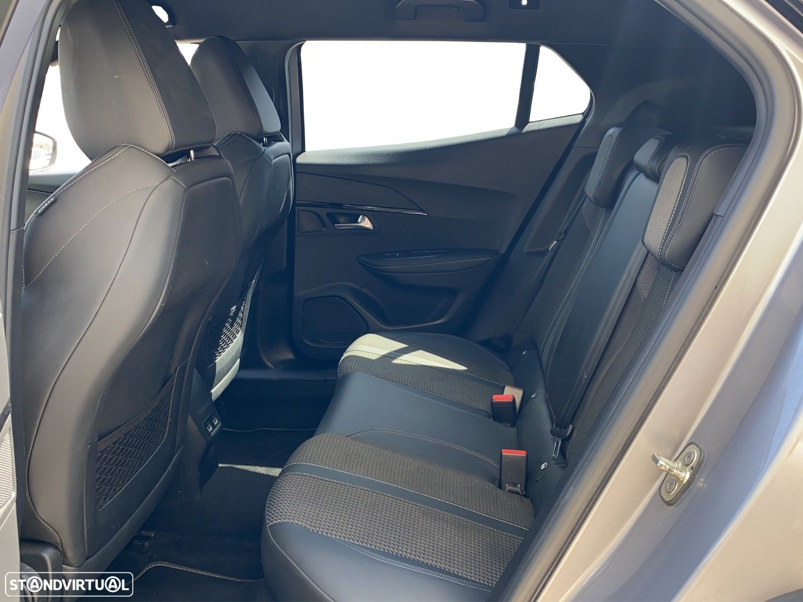 Peugeot 2008 PureTech 130 EAT8 GT - 12