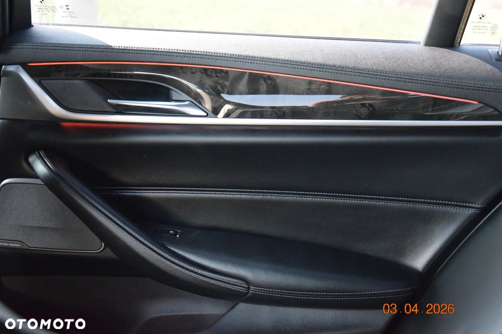 BMW Seria 5 M550i xDrive sport - 12
