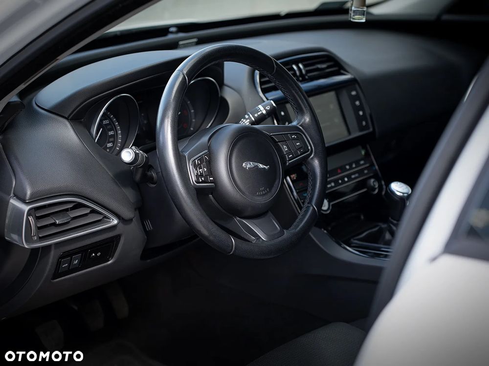 Jaguar XE - 18