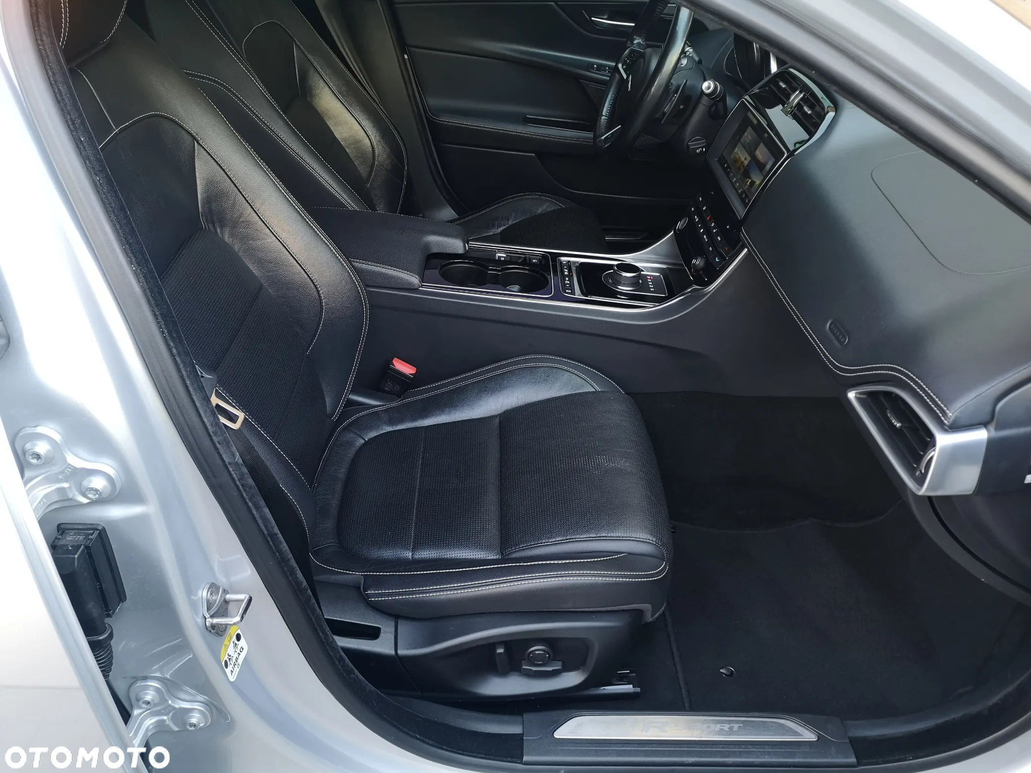 Jaguar XE 2.0 D R-Sport - 22