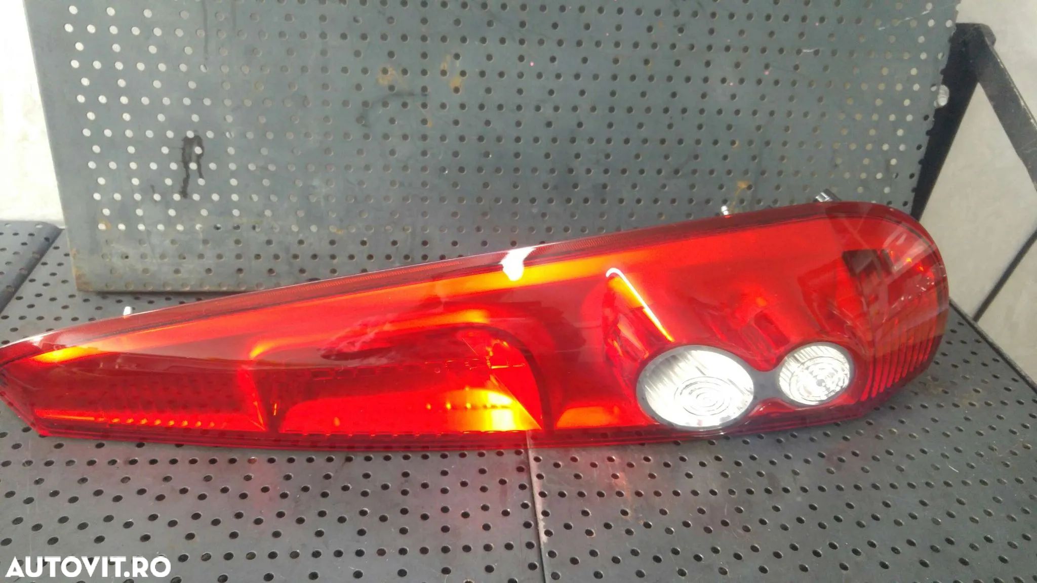 Stop tripla lampa dreapta ford fiesta 5 jh jd hatchback facelift 6s6113404a 6s6113a602ag - 1