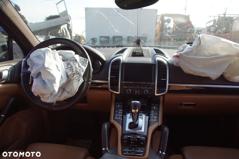 Auto na części - Porsche Cayenne II 3.0 D 239 KM CASA A5904 LR9A 2011R Silnik Skrzynia Drzwi Klapa Błotnik Lampa Lusterko Szyba Klamka Deska Kokpit Sterownik Moduł Czujnik Licznik Kierownica Wyświetlacz Panel - 17