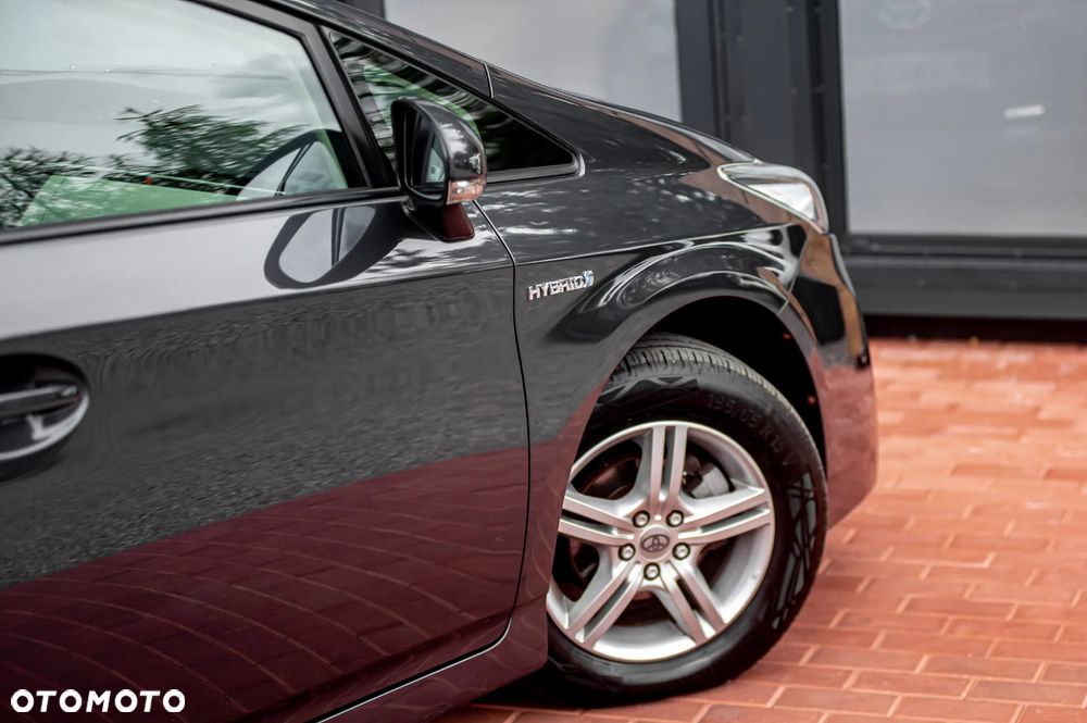 Toyota Prius (Hybrid) Life - 12
