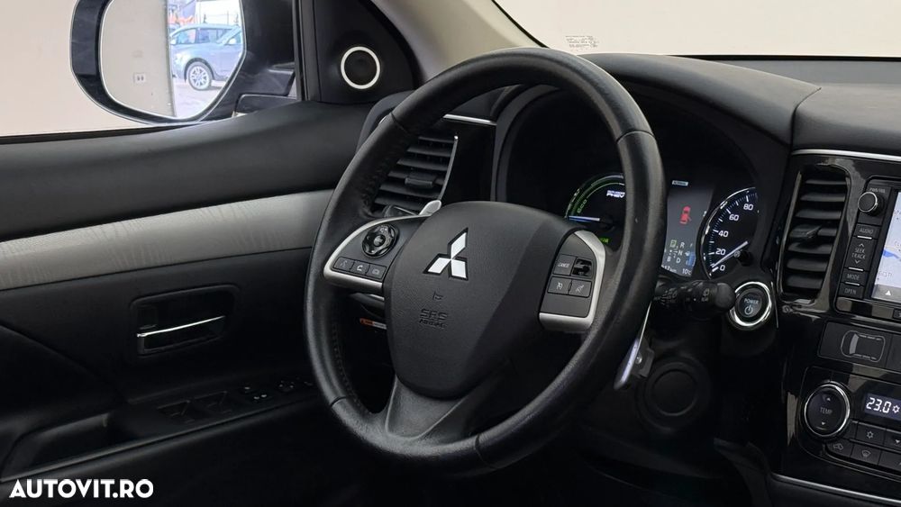 Mitsubishi Outlander 2.0 4WD Plug-In Hybrid - 17