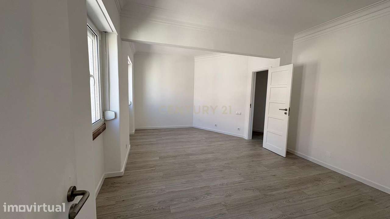 Apartamento T2 Totalmente Remodelado | 2 WC | Vista Desafogada para o - Grande imagem: 3/39