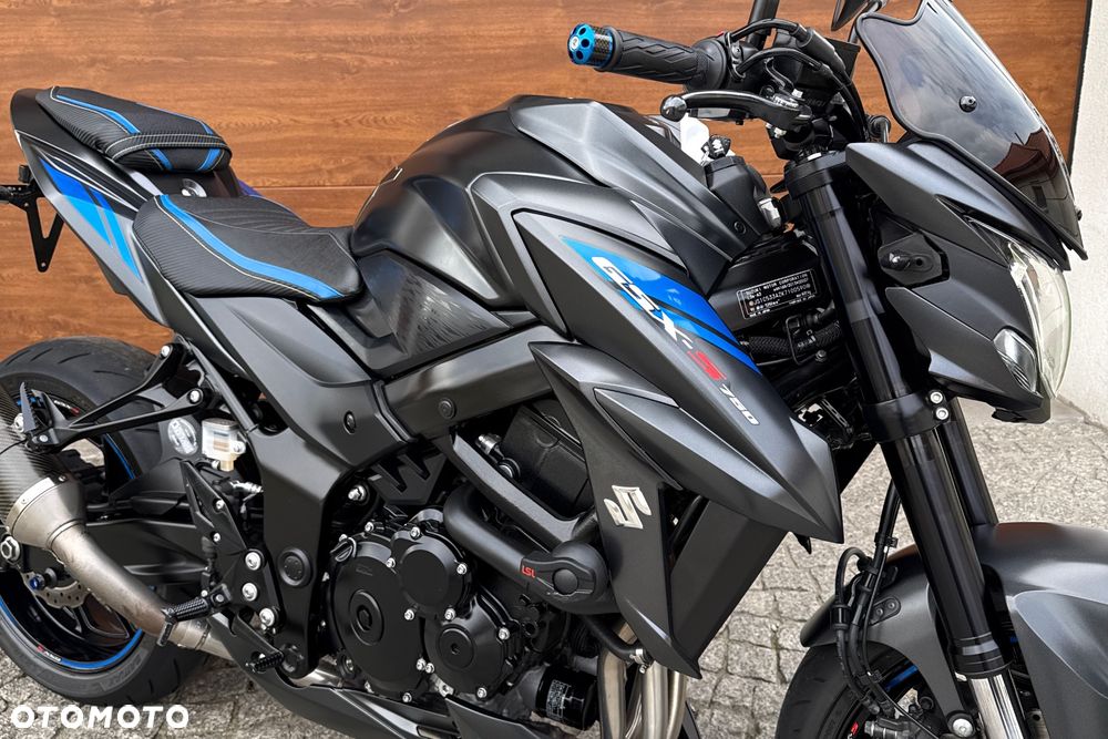 Suzuki GSX - 6