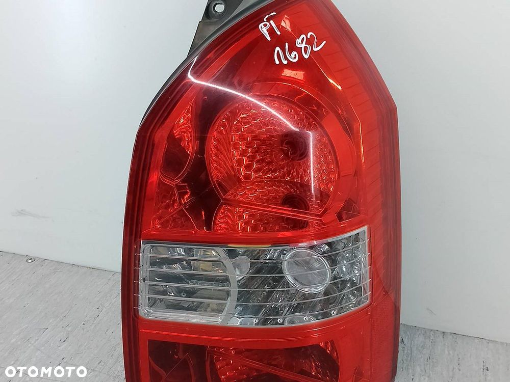 LAMPA TYLNA PRAWA HYUNDAI TUSCON I 92402-2E0 - 1