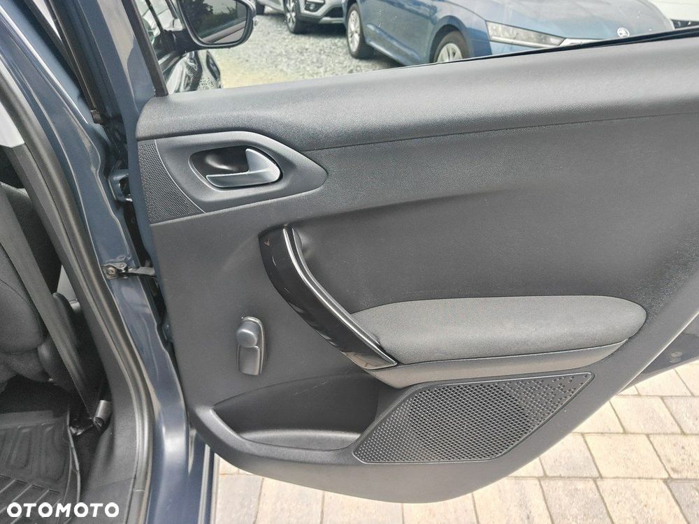 Peugeot 208 - 23
