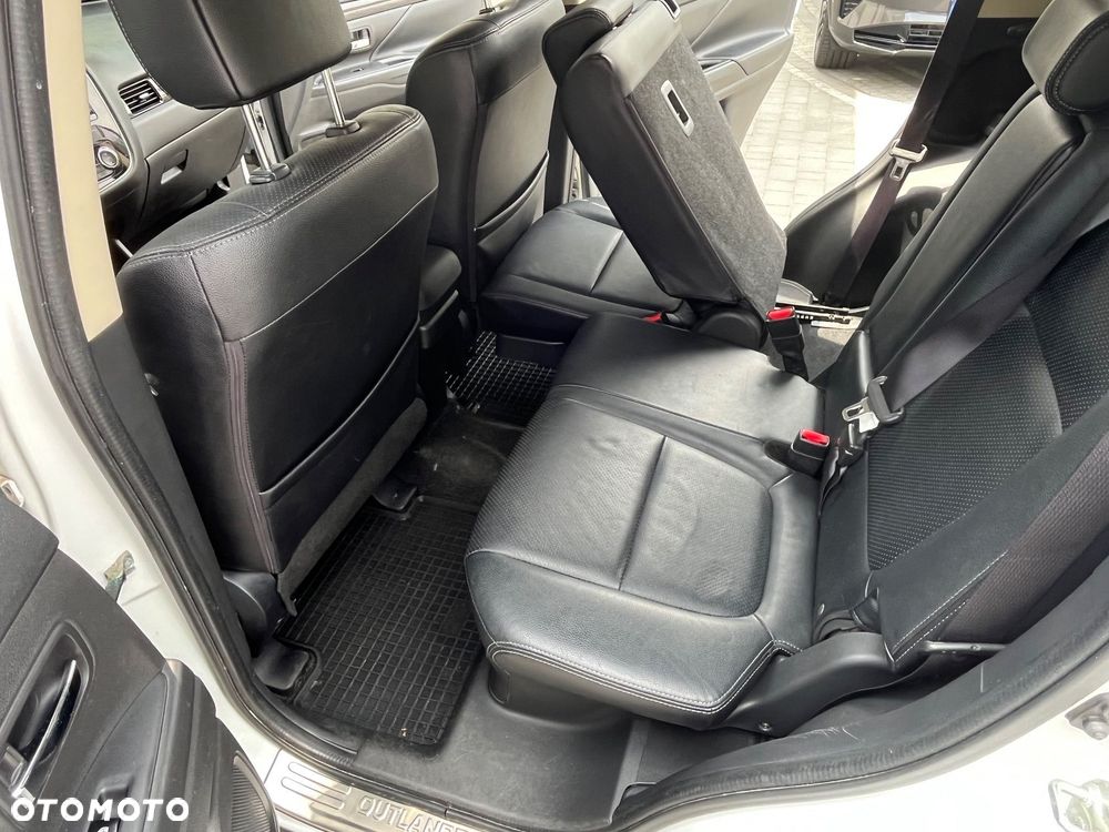 Mitsubishi Outlander 2.0 Instyle Navi 4WD CVT - 24