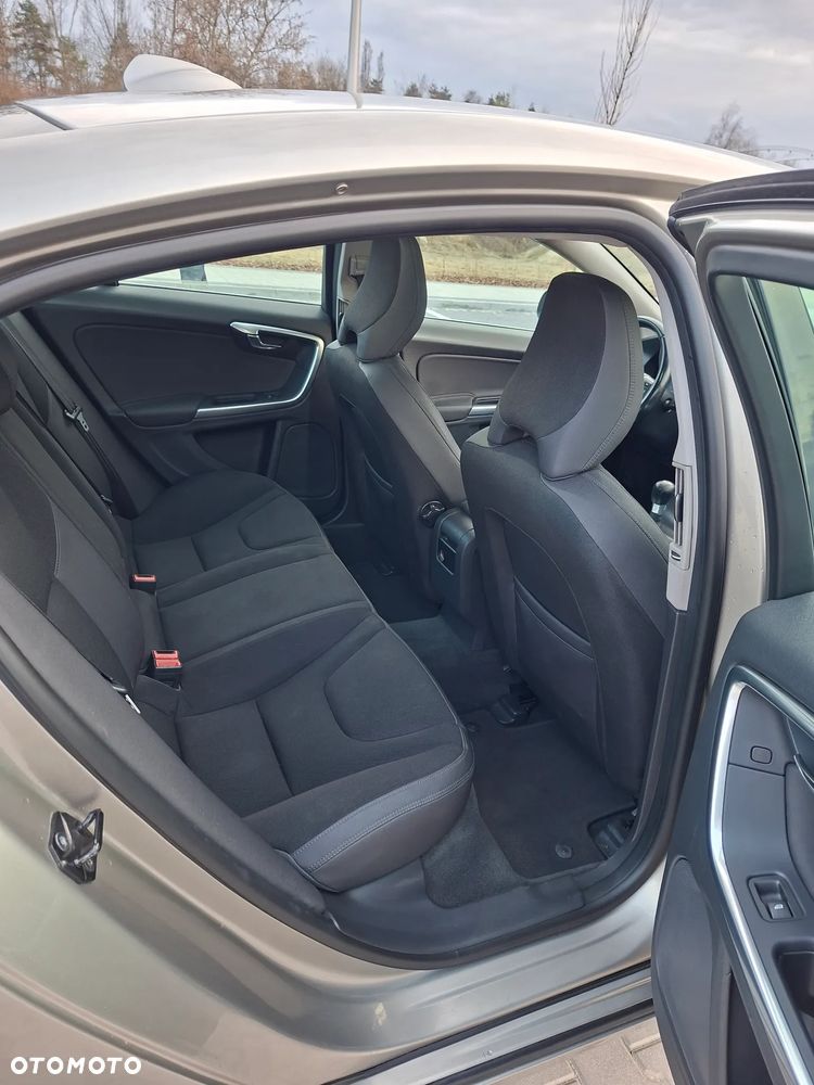 Volvo S60 T3 Momentum - 24