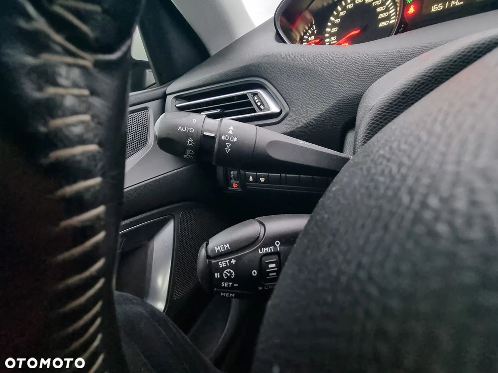 Peugeot 308 1.6 BlueHDi Allure S&S - 33