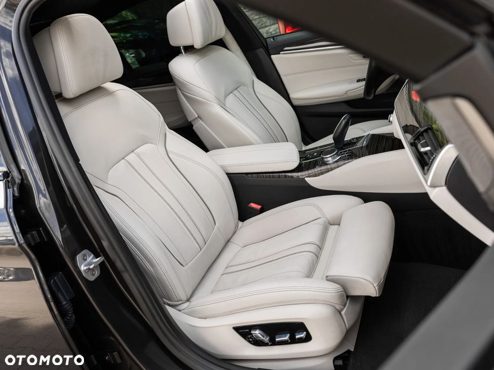 BMW Seria 5 M550i xDrive - 30