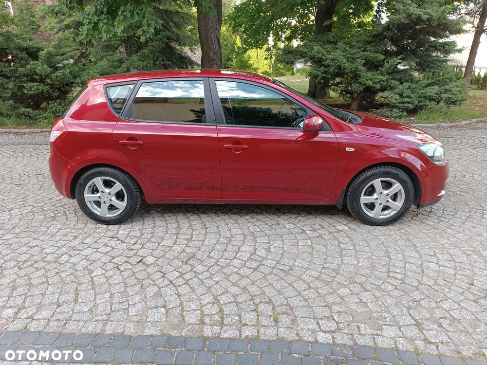 Kia Ceed 2010 photo 4