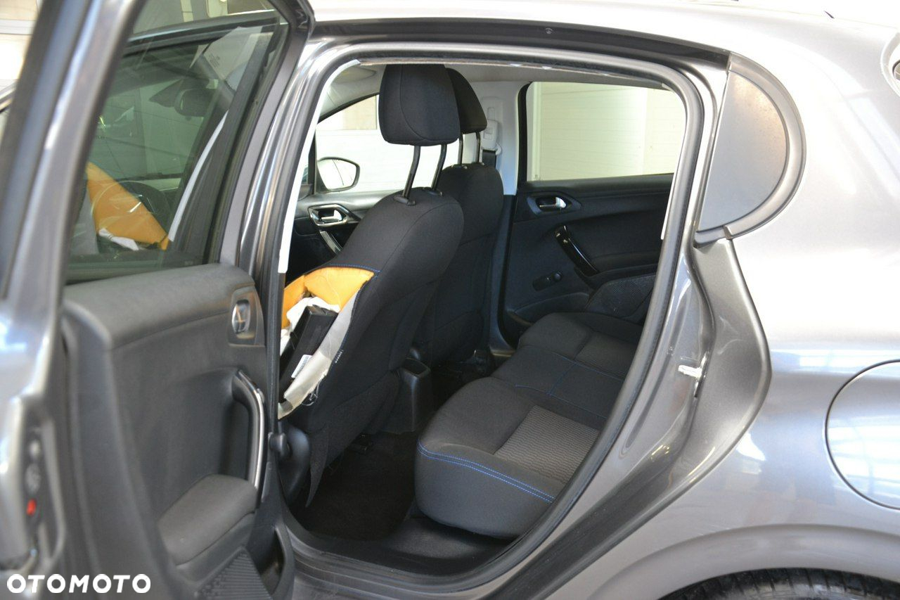 Peugeot 208 - 24