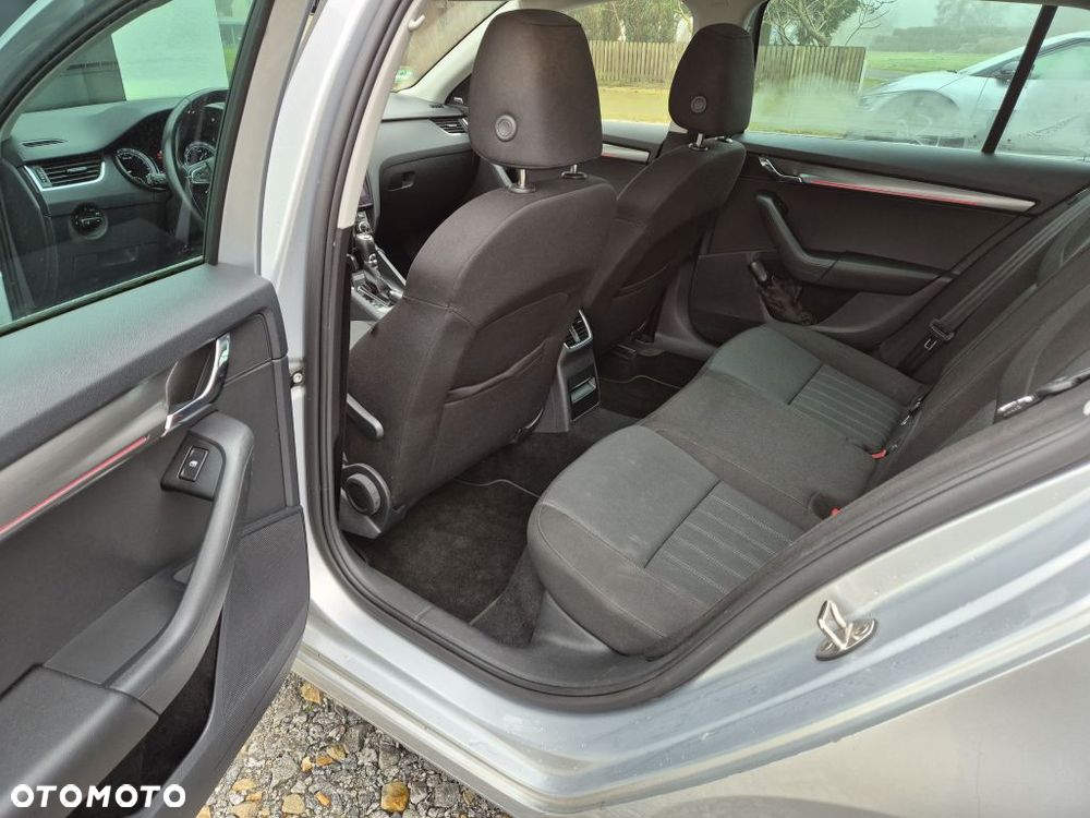 Skoda Octavia 1.6 TDI DSG Premium Edition - 6