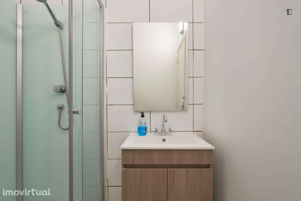 Quarto - localizado em Benfica Lisbon - Grande imagem: 4/26