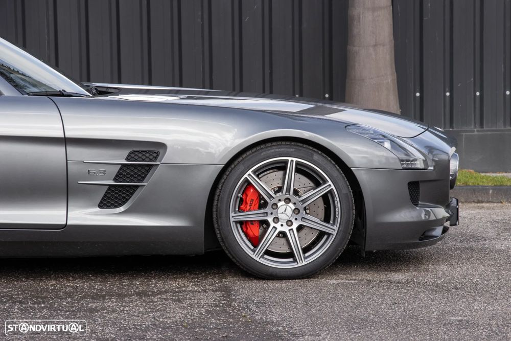 Mercedes-Benz SLS 63 AMG Roadster - 34