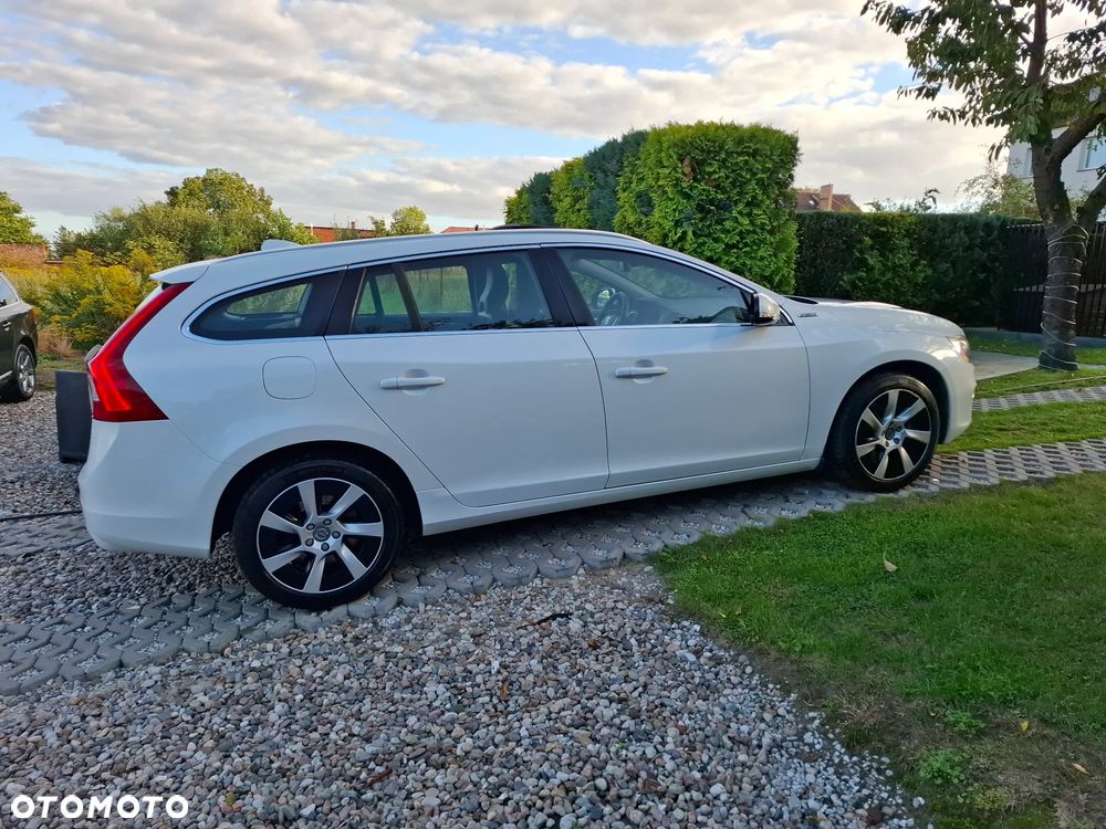 Volvo V60 D6 AWD Plug-in Hybrid R-Design Summum - 30