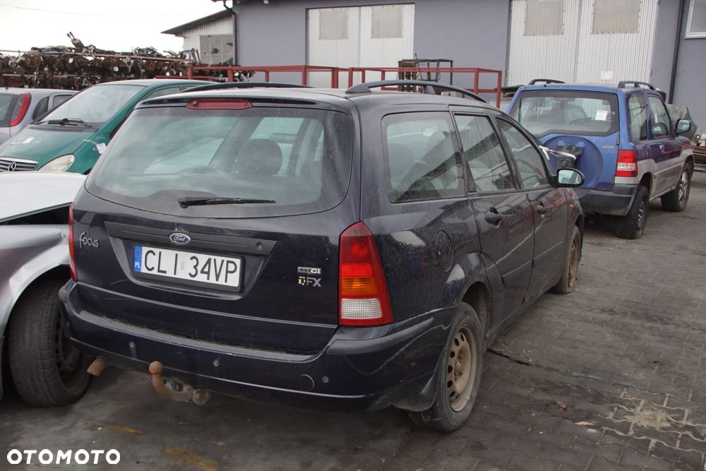 Auto na części - Ford Focus MK1 Lift 1.8 TDCI 101 KM FFDA 2S4R-7002-PB Deep Navy 2004R Silnik Skrzynia Drzwi Maska Błotnik Klapa Zderzak Lampa Lusterko Klamka Szyba Deska Kokpit Sterownik Moduł Czujnik Licznik Panel Kierownica - 5