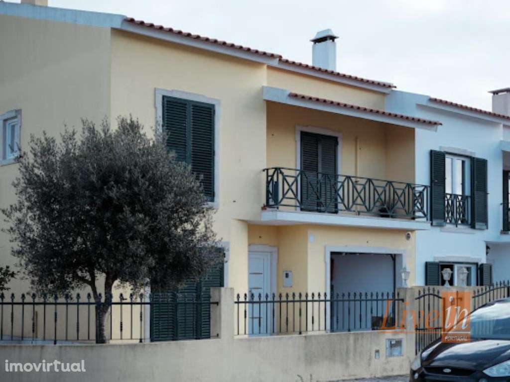 Moradia Geminada T5 Totalmente Remodelada em Santa Cruz a 3 Minutos... - Grande imagem: 3/36